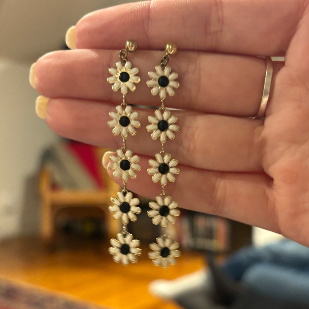 Gold daisy earrings